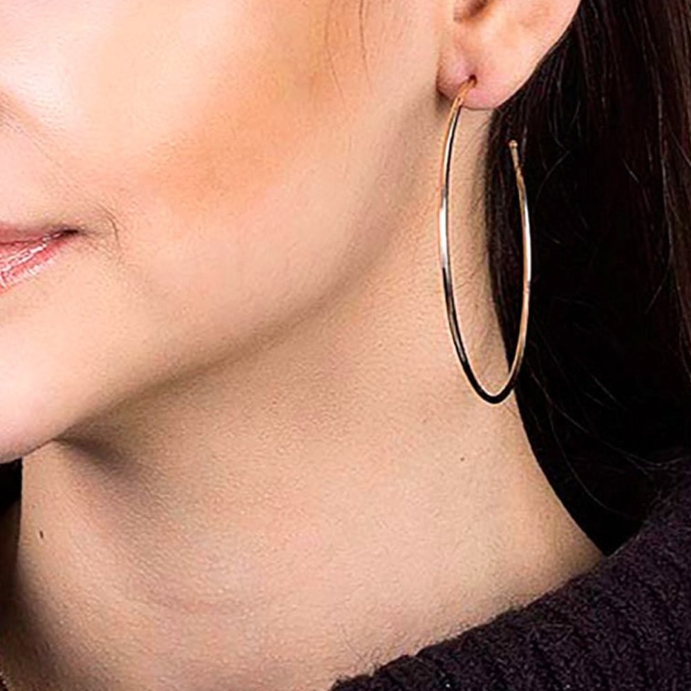 Hoop earring in gold plated half-ring format